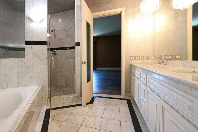 Building Photo - 360 E Desert Inn Rd