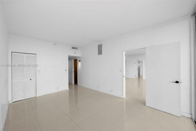 Building Photo - 7601 E Treasure Dr