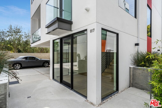 Building Photo - 2017 Barry Ave