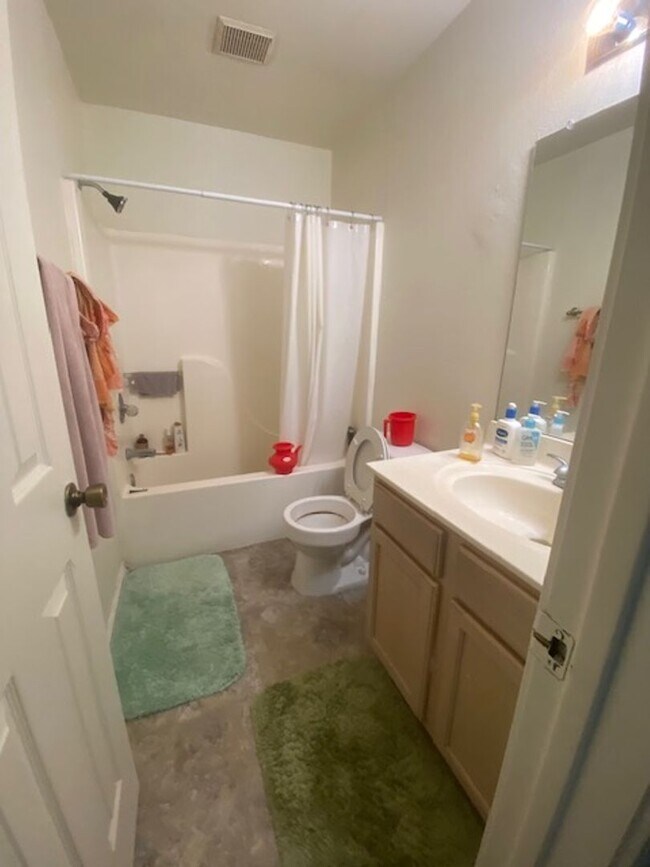 Building Photo - 3 Bed 3.5 Bath Duplex on TXST Bus Route!