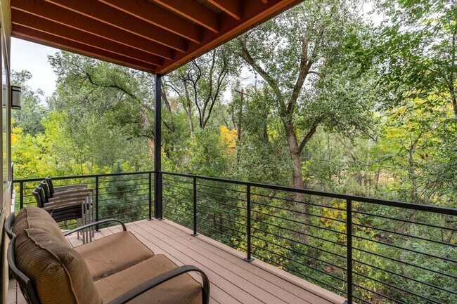 Building Photo - Luxury Townhouse, Minutes from Downtown