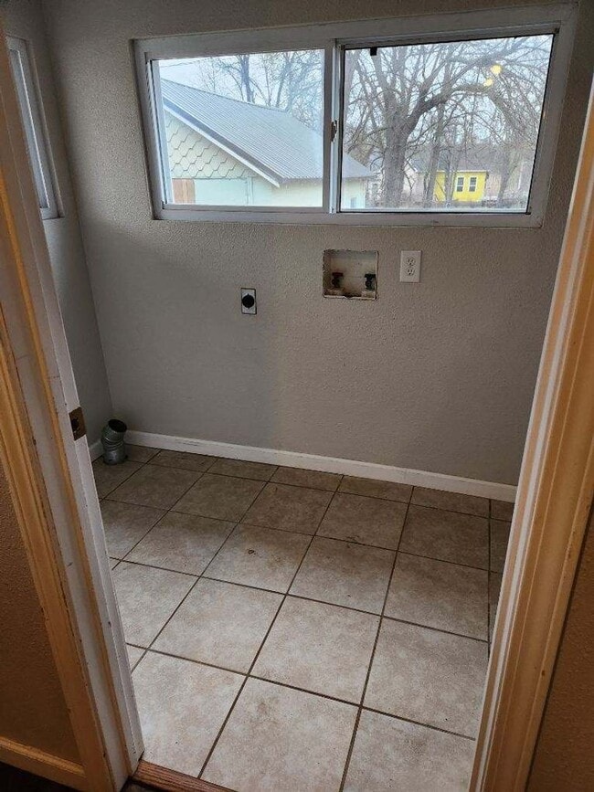 Building Photo - AVAILABLE APRIL 1ST!! Cozy 2-Bedroom Home with Big Yard – Pet Friendly