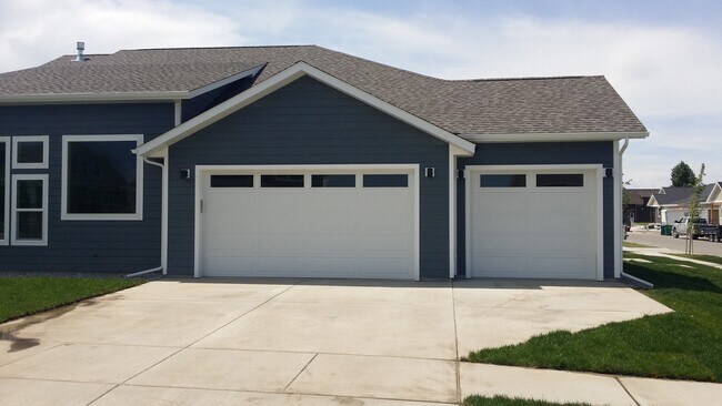 Primary Photo - Large 3 Bed 2 Bath Home with 3 Car Garage