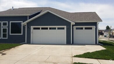 Building Photo - Large 3 Bed 2 Bath Home with 3 Car Garage