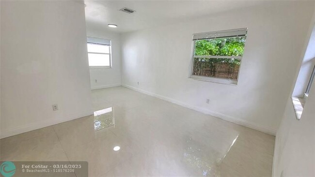 Building Photo - 3183 Plaza St