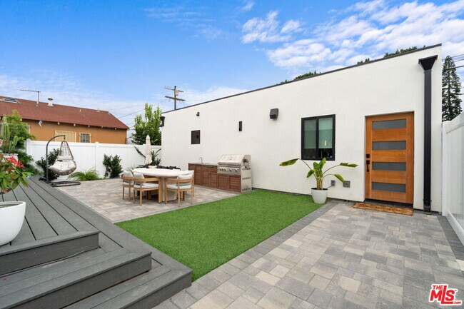 Building Photo - 2911 S Rimpau Blvd