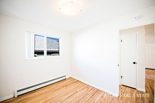 Building Photo - NEWLY REFRESHED CORNER UNIT - Beautiful 2b...