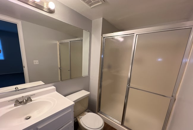 Building Photo - Spacious ground level 3 bedroom Condo in R...