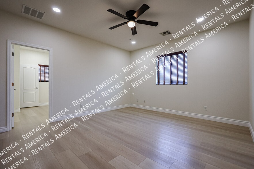 Building Photo - 1081 N Mason Dr