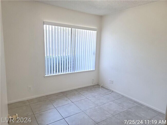 Building Photo - FANTASTIC SINGLE-STORY TOWNHOME JUST MINUT...