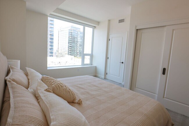 Building Photo - Luxurious Jewel high-rise condo unit; FULL...