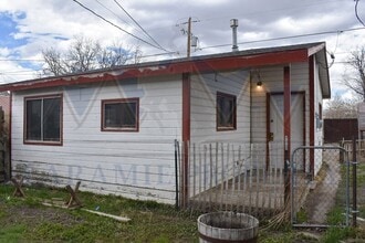 Building Photo - 459 1/2 Cedar St
