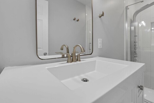 Building Photo - 5399 Thornburg Ct