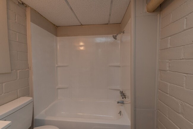 Building Photo - Updated 1 bed/1 bath apartment, great loca...
