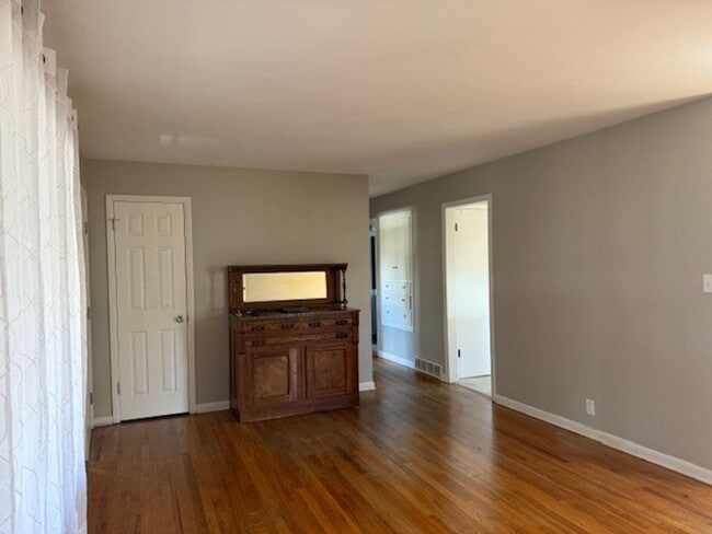 Building Photo - House For Lease