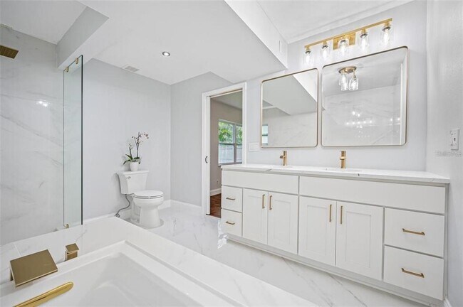 Building Photo - 2851 W Bay Ave