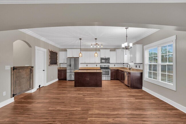 Building Photo - Large home in Swansboro School District