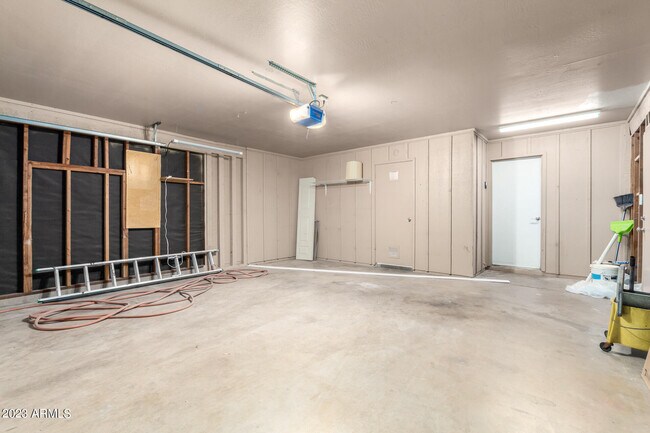 Building Photo - 2439 E Dahlia Dr