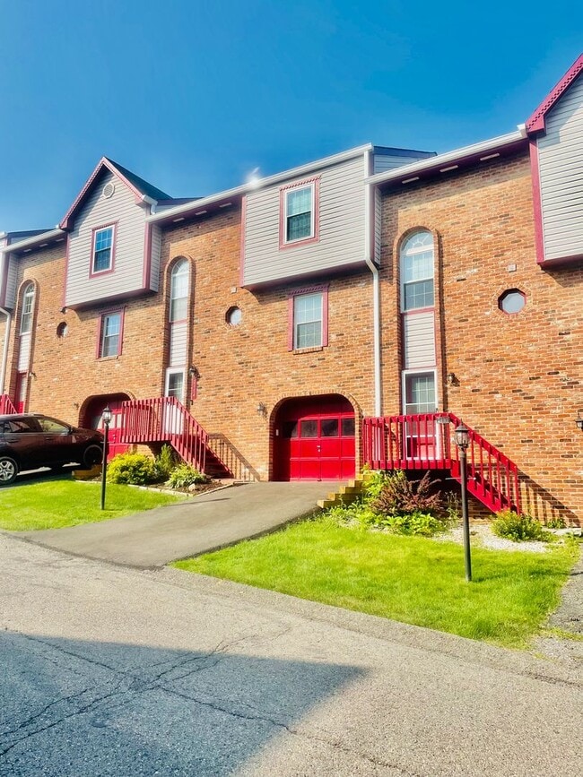 Building Photo - 3-Bedroom 2.5 bath Townhome in Imperial – Style, Space & Sophistication