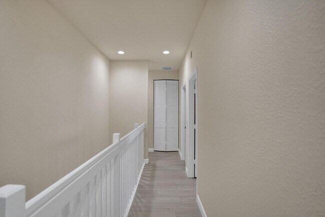 Building Photo - Gorgeous Townhome in Parkland