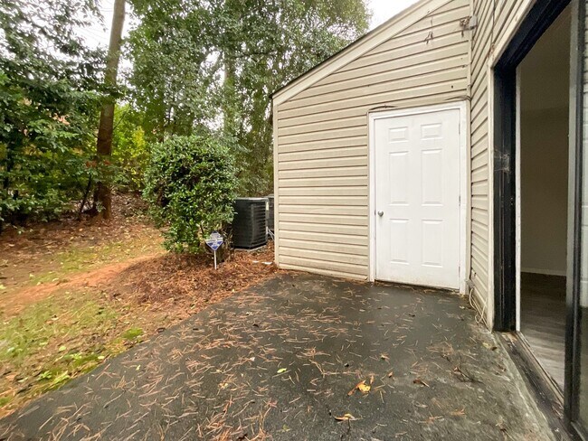 Building Photo - COMING SOON! Charming 2-Bed, 1.5-Bath Retr...