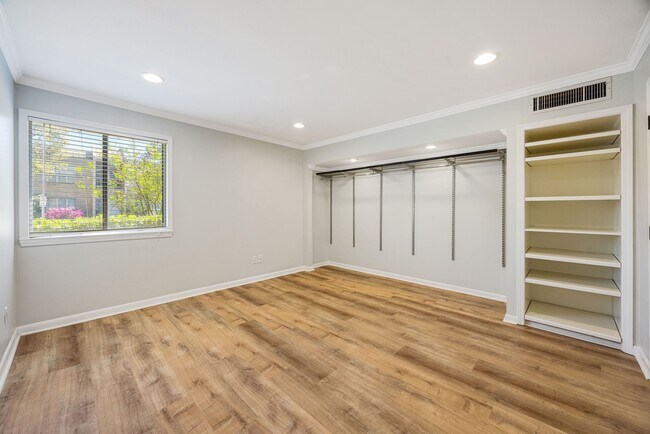 Building Photo - 1114 Augusta Dr