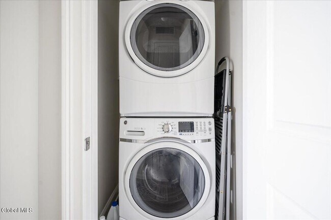 Building Photo - 77 Van Dam St