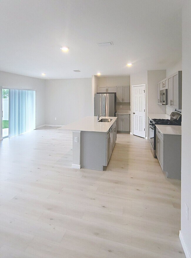 Building Photo - 12937 Camarillo Pl