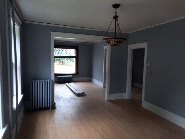 Building Photo - 429 N 10th Ave E