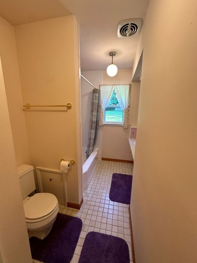Building Photo - 4 Bedroom, 2 Bathroom House