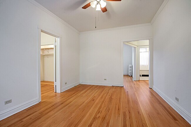 Building Photo - Light and Bright West Wrigleyville/Roscoe Village