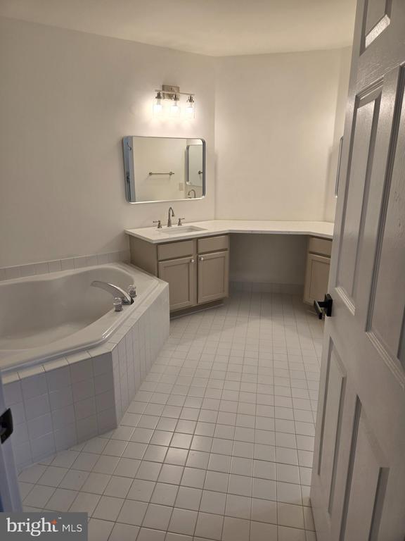 Building Photo - 5125 Cinnamon Ct