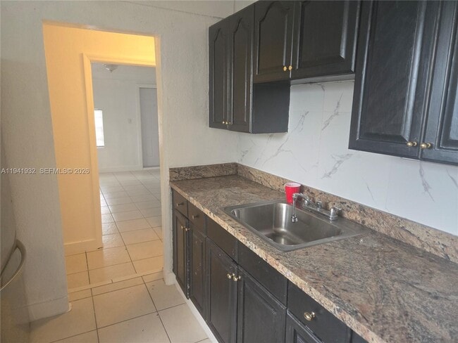 Building Photo - 1645 Lauderdale Manor Dr