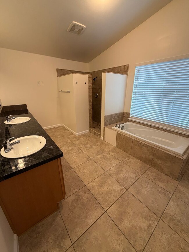 Building Photo - Sanger home