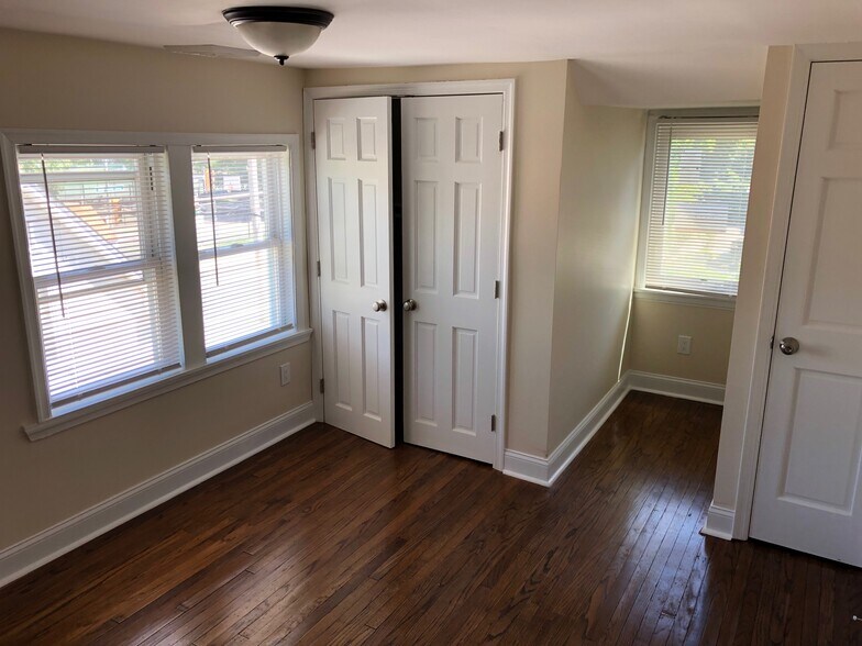 Bedroom with 2 big closets - 34 W Spring Ave