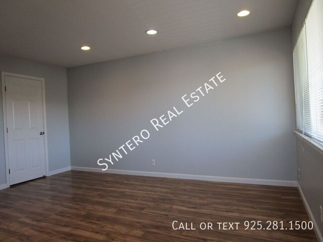 Building Photo - Upstairs 2 Bedroom/1 Bath Apartment with G...