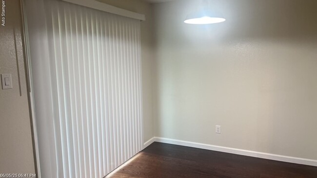 Building Photo - 3900 Glen Knoll Ct
