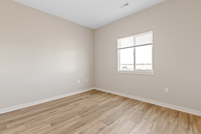 Building Photo - 2400 N Woodlawn Blvd