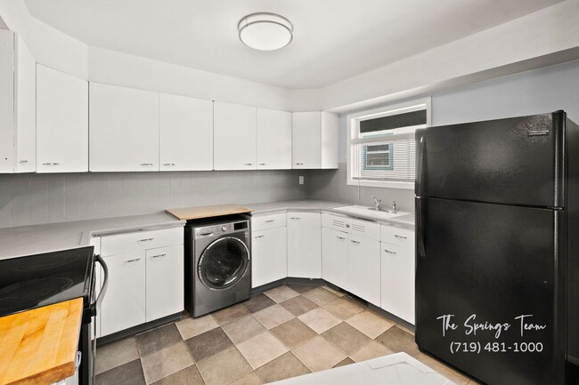 Building Photo - CHARMING WESTSIDE 2BD HOME with A/C - Security Deposit Waiver Available