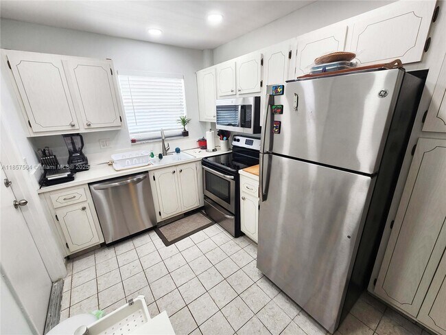 Building Photo - 580 Egret Dr