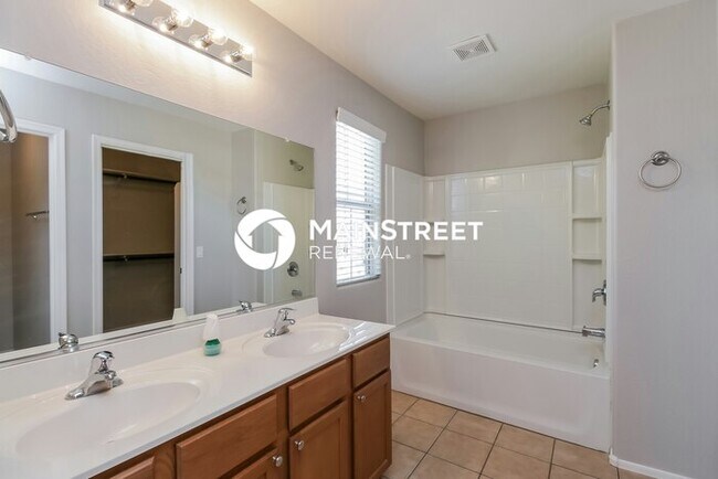 Building Photo - 3 Bedroom Pet-Friendly Home in Phoenix, AZ with Main Street Renewal