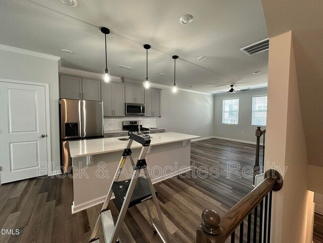 Building Photo - 608 Gimari Dr