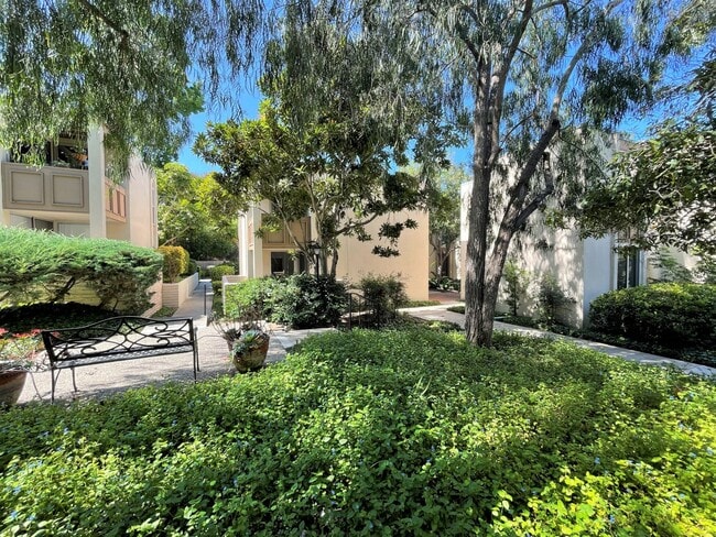 Building Photo - Spacious Condo at Collwood Villas!