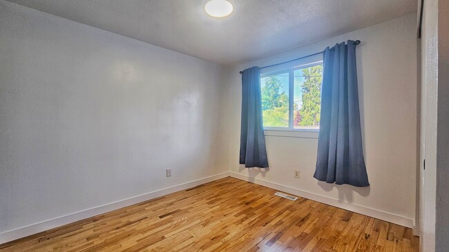 Building Photo - Spacious 4 Bed 3 Bath Home in Sought After...