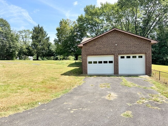 Building Photo - LARGE HOUSE CLOSE TO DAHLGREN!