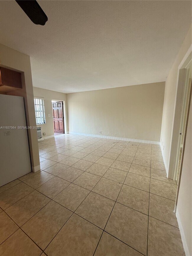 Building Photo - 1211 NE 23rd Ave