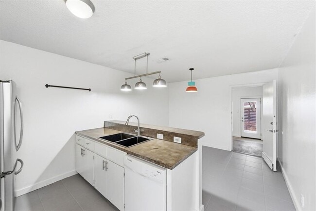 Building Photo - 3408 Dolphin Dr