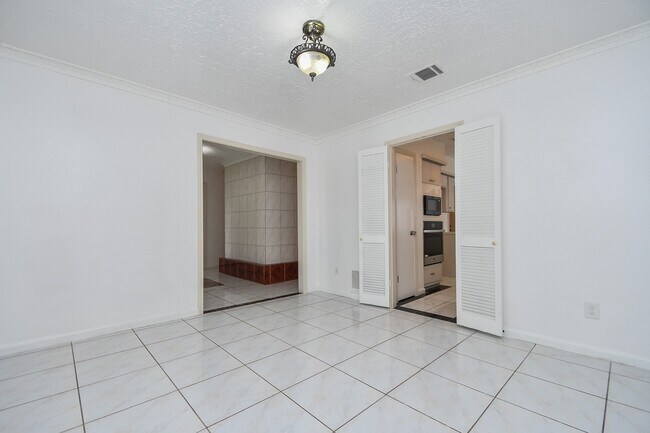 Building Photo - 7714 Eichler Dr