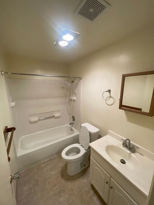 Building Photo - Large 2 Bedroom over looking the Golf Course!