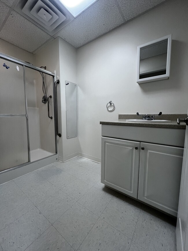 2 Bedroom Bathroom - 300 Union St